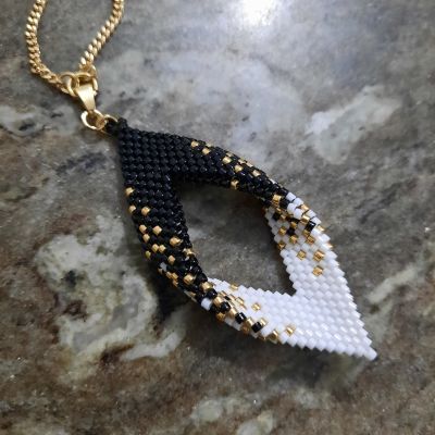 مجموعة تدرج الالوان الاسود والأبيض والذهبى من خرز الميوكى