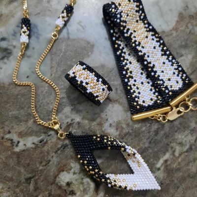 مجموعة تدرج الالوان الاسود والأبيض والذهبى من خرز الميوكى