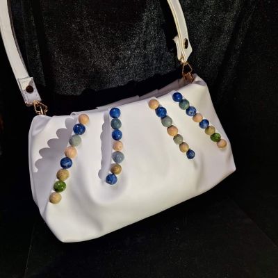 شنطه جلد بيضاء مطعمه بالخزف الملون 