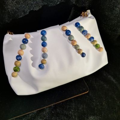 شنطه جلد بيضاء مطعمه بالخزف الملون 