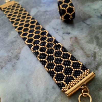 مجموعة خلية النحل باللون الأسود  من خرز الميوكى