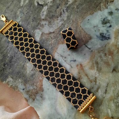 مجموعة خلية النحل باللون الأسود  من خرز الميوكى