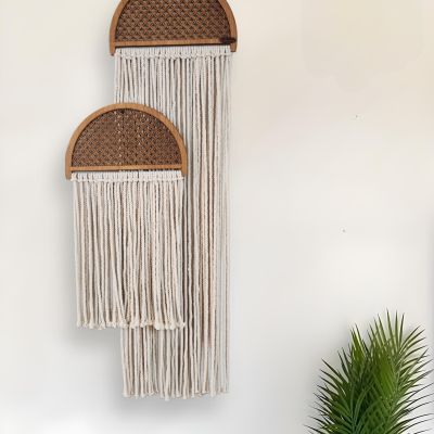 ديكور حائطي نصف دائري من الخشب والقش بخيوط مكرمية