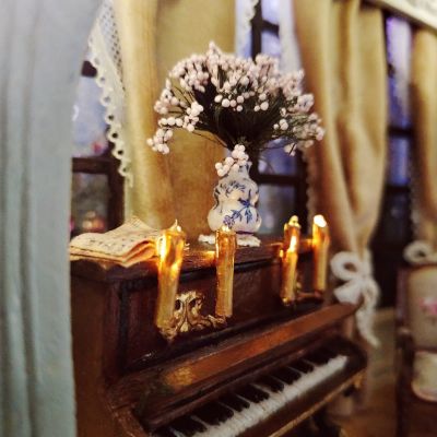 ساعه قديمه بداخلها مشهد لغرفه مصغره🕰️