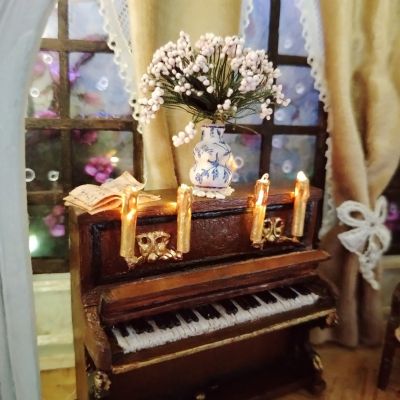 ساعه قديمه بداخلها مشهد لغرفه مصغره🕰️