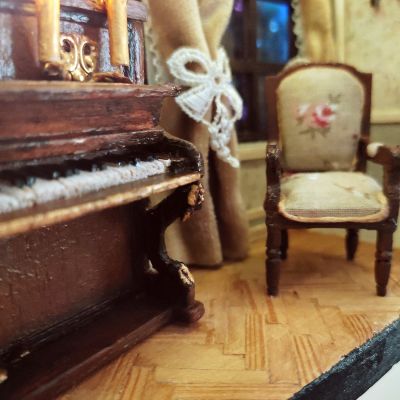 ساعه قديمه بداخلها مشهد لغرفه مصغره🕰️