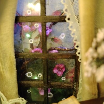 ساعه قديمه بداخلها مشهد لغرفه مصغره🕰️