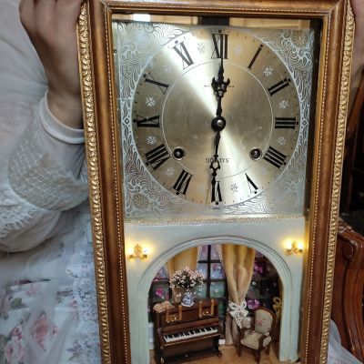 ساعه قديمه بداخلها مشهد لغرفه مصغره🕰️