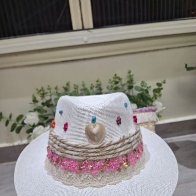 قبعة صيفية يدوية بتفاصيل بحرية 