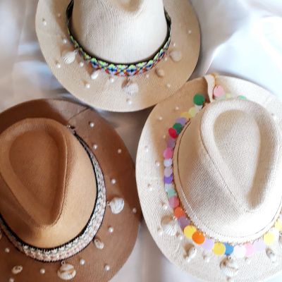 شابوه الكاوبوى بشكل رقيق  مع قواقع البحر