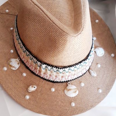 شابوه الكاوبوى بشكل رقيق  مع قواقع البحر