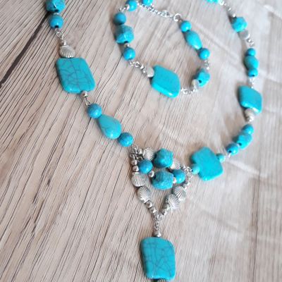 عقد من الخرز الفيروز و انسياله 