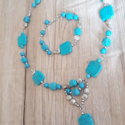 عقد من الخرز الفيروز و انسياله 