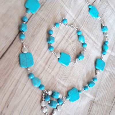 عقد من الخرز الفيروز و انسياله 