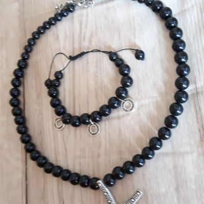 عقد من اللولى الاسود واسورته