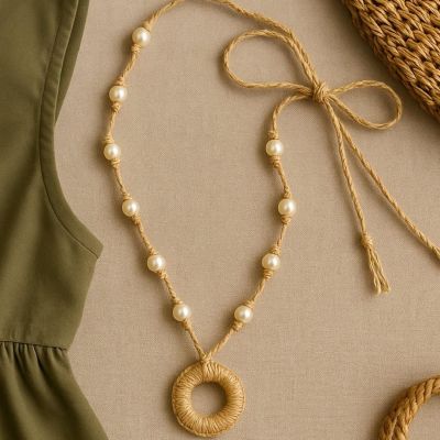 قلادة من اللؤلؤ والخيط