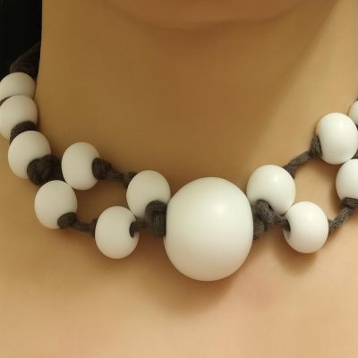 قلادة من الخرز الأبيض