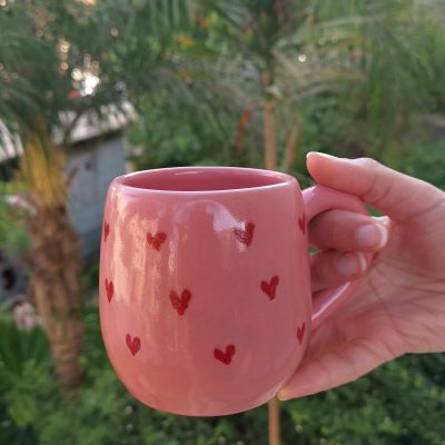 مج خزفى مرسوم يدويا بأشكال القلوب