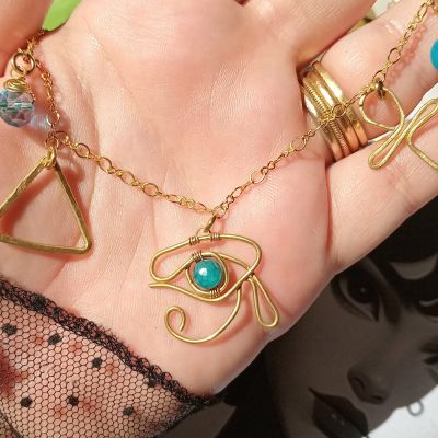 سلسلة نحاس بدلايات فرعونيه 