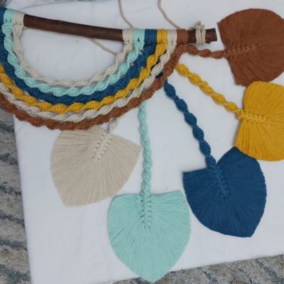 معلقة ريش  مكرمية 