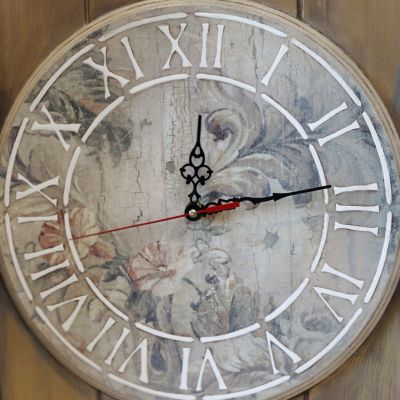 ساعة خشب بطابع كلاسيك