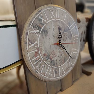 ساعة خشب بطابع كلاسيك