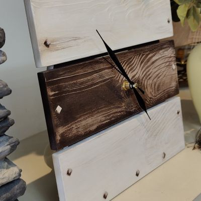 ساعة خشب عصرية