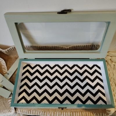 منظم خشبي بدرج للمشروبات