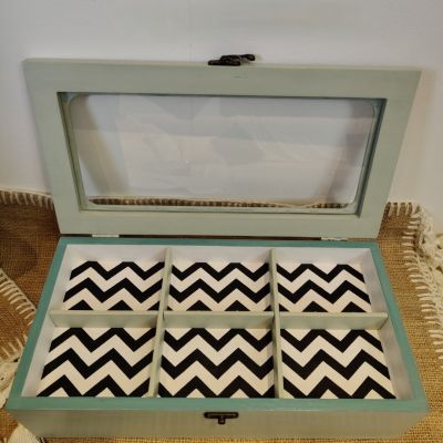 منظم خشبي بدرج للمشروبات