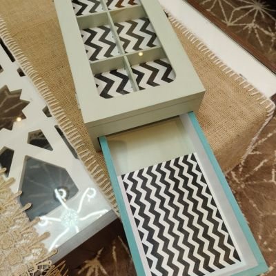 منظم خشبي بدرج للمشروبات