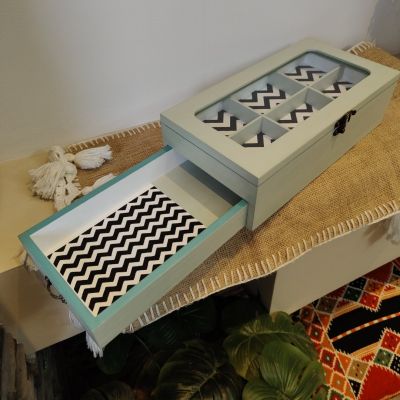 منظم خشبي بدرج للمشروبات