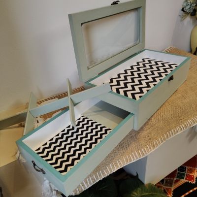 منظم خشبي بدرج للمشروبات