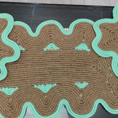 طقم مفرش من الحبل الطبيعي بإطار أخضر فاتح