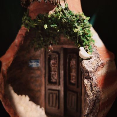 قُلّة فنية مصنوعة يدويًا تحتوي على تصميم مصغر داخلي مستوحى من التراث المصري.