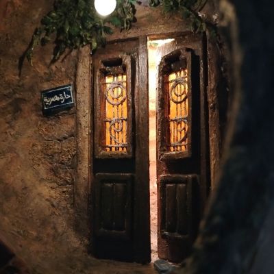 قُلّة فنية مصنوعة يدويًا تحتوي على تصميم مصغر داخلي مستوحى من التراث المصري.