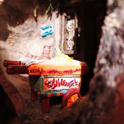 قُلّة فنية مصنوعة يدويًا تحتوي على تصميم مصغر داخلي مستوحى من التراث المصري.