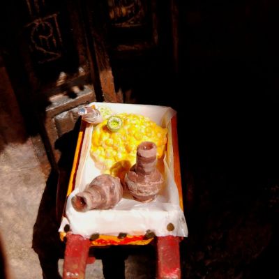 قُلّة فنية مصنوعة يدويًا تحتوي على تصميم مصغر داخلي مستوحى من التراث المصري.