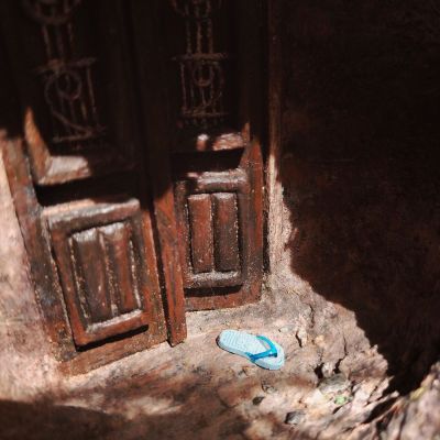 قُلّة فنية مصنوعة يدويًا تحتوي على تصميم مصغر داخلي مستوحى من التراث المصري.