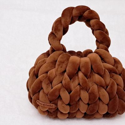 شنطة بلون الشيكولاته