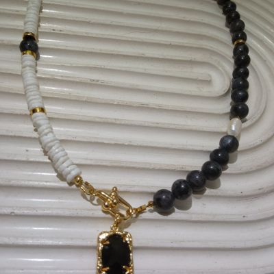 كوليه لابرادوريت مع لؤلؤ 