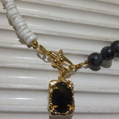 كوليه لابرادوريت مع لؤلؤ 