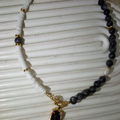 كوليه لابرادوريت مع لؤلؤ 