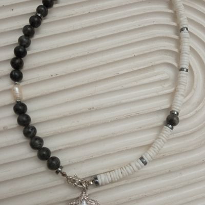 كوليه لابرادوريت مع لؤلؤ 