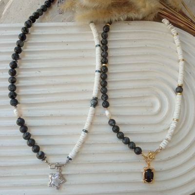 كوليه لابرادوريت مع لؤلؤ 