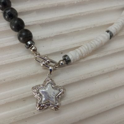 كوليه لابرادوريت مع لؤلؤ 