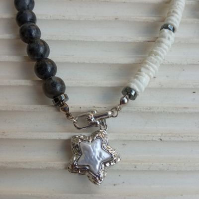 كوليه لابرادوريت مع لؤلؤ 