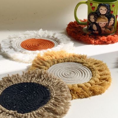 مجموعة من ٦ كوسترات للشاي ملونة