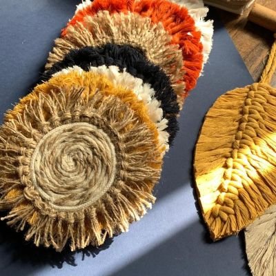 مجموعة من ٦ كوسترات للشاي ملونة