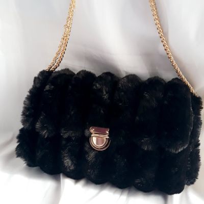 شنطة فرو ناعم 