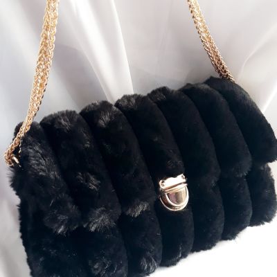 شنطة فرو ناعم 